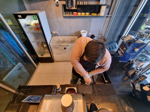 Adyos saat meracik kopi, Foto : Istimewa