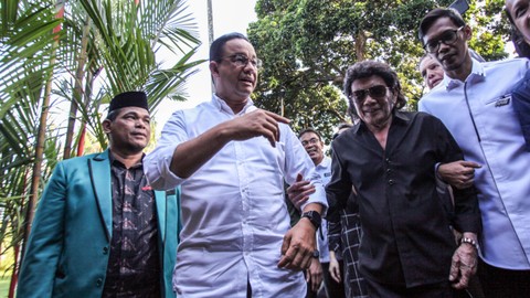 Capres nomor urut 1 Anies Baswedan (kiri) berjalan bersama Rhoma Irama (kanan) saat berkunjung ke markas Soneta Record, Kota Depok, Jawa Barat, Sabtu (20/1/2024). Foto: ANTARA FOTO/Yulius Satria Wijaya