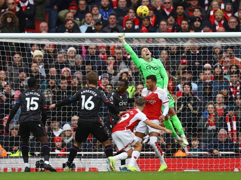 Reaksi Dean Henderson dari Crystal Palace saat ia melompati Ben White dari Arsenal sebelum Gabriel mencetak gol kedua Arsenal di stadion Emirates, London, Inggris, 20 Januari 2024. Foto: REUTERS/Hannah Mckay