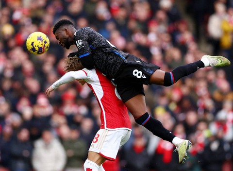 Jefferson Lerma dari Crystal Palace beraksi dengan Martin Odegaard dari Arsenal. Foto: Reuters/Andrew Boyers