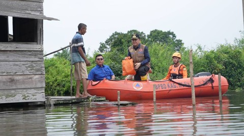 Pj Gubernur Sumsel Agus Fatoni yang memberikan bantuan warga yang terdampak bencana banjir akibat luapan air sungai di Kabupaten Musi Banyuasin Sumatera Selatan, Sabtu (20/1) Foto: urban id