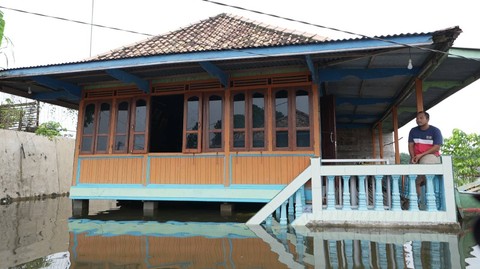 Seorang warga yang terdampak bencana banjir akibat luapan air sungai di Kabupaten Musi Banyuasin Sumatera Selatan, Sabtu (20/1) Foto: urban id
