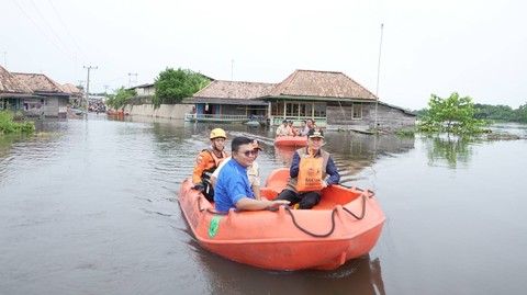 Pj Gubernur Sumsel Agus Fatoni yang menyambangi lokasi bencana banjir menggunakan perahu karet di salah satu kecamatan Kabupaten Musi Banyuasin Sumatera Selatan, Sabtu (20/1) Foto: urban id