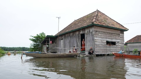 Sejumlah warga yang menunggu bantuan di tengah bencana banjir akibat luapan air sungai di Kabupaten Musi Banyuasin Sumatera Selatan, Sabtu (20/1) Foto: urban id