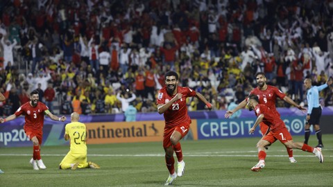 Bek Bahrain Abdullah al-Khalasi merayakan kemenangan pada pertandingan sepak bola Grup E Piala Asia AFC Qatar 2023 antara Bahrain dan Malaysia di Stadion Jassim bin Hamad di Doha pada 20 Januari 2024. Foto: KARIM JAAFAR / AFP