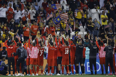 Para pemain Bahrain memberi hormat kepada penonton usai pertandingan sepak bola Grup E Piala Asia AFC Qatar 2023 antara Bahrain dan Malaysia di Stadion Jassim bin Hamad di Doha pada 20 Januari 2024. Foto: KARIM JAAFAR / AFP