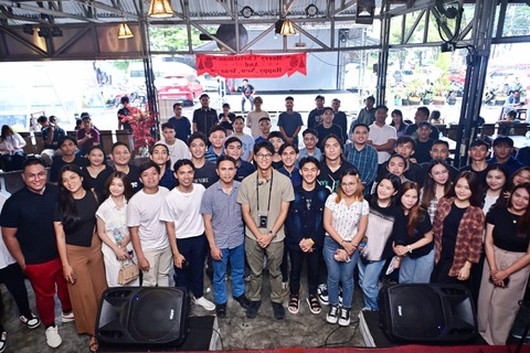 Alam Ganjar bersama anak muda Manado dalam acara Creative Talk Pengembangan Inovasi UMKM Berbasis Kerakyatan Bagi Gen Z di Warkop Corner 52, Sario Utara, Sulawesi Utara, Sabtu (20/1). Foto: Dok. Istimewa