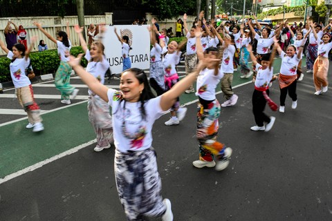 Sejumlah penari menampilkan flashmob tarian Nusantara saat Hari Bebas Kendaraan Bermotor (HBKB) di kawasan Bundaran HI, Jakarta, Minggu (21/1/2024). Foto: Sulthony Hasanuddin/Antara Foto