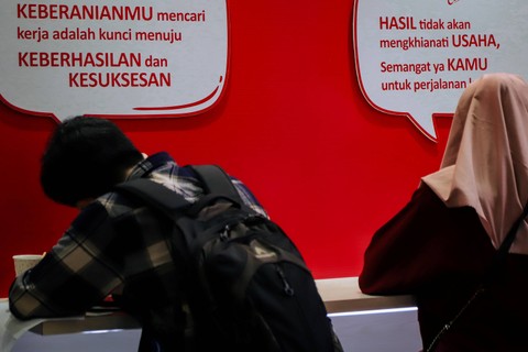 MENGISI FORMULIR -  Pencari kerja mengisi formulir lowongan pekerjaan di salah satu acara bursa kerja di Jakarta. Foto: Jamal Ramadhan/kumparan