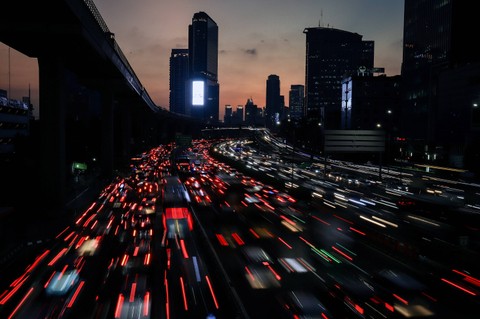 MOBILITAS JAKARTA -  Suasana mobilitas Jakarta yang padat di kawasan Jalan Gatot Soebroto, Jakarta. Foto: Jamal Ramadhan/kumparan