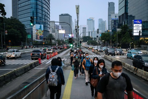 PULANG KERJA -  Sejumlah pegawai kantoran di kawasan Jalan Jenderal Sudirman saat jam pulang kerja. Foto: Jamal Ramadhan/kumparan