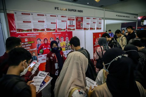 PADATI BURSA KERJA - Para pencari kerja memadati salah satu stan bursa kerja di Smesco, Jakarta. Foto: Jamal Ramadhan/kumparan