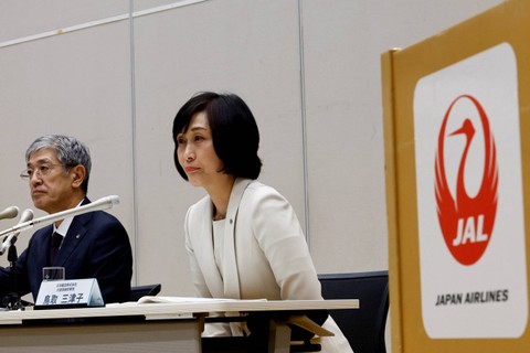 Presiden baru Japan Airlines Mitsuko Tottori (kanan) menghadiri konferensi pers di Tokyo, Jepang, Minggu (17/1/2024). Foto: Kim Kyung-Hoon/Reuters