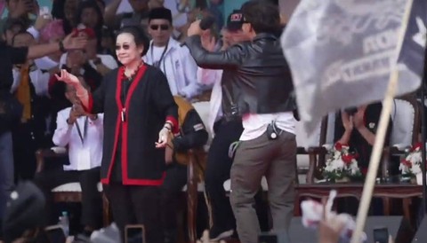 Megawati joget bareng Slank di acara kampanye akbar. Foto: Dok. Istimewa