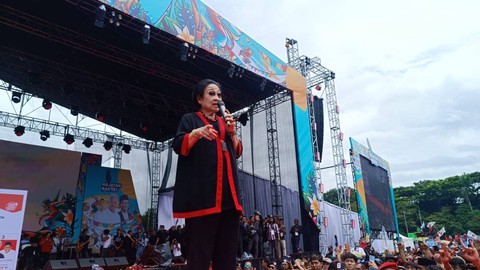 Megawati menyampaikan orasi di Kampanye Akbar perdana di Bandung, Minggu (21/1/2024). Foto: Thomas Bosco/kumparan