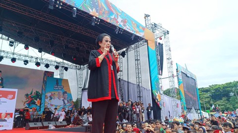 Megawati menyampaikan orasi di Kampanye Akbar perdana di Bandung, Minggu (21/1/2024). Foto: Thomas Bosco/kumparan