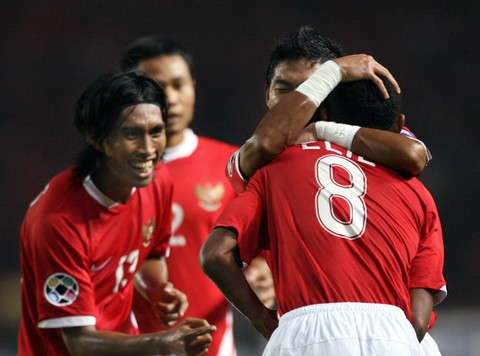 Pemain Indonesia Bambang Pamungkas memeluk Elie Aiboy (8) saat Budi Sudarsono (Kiri) tersenyum merayakan gol Indonesia pada pertandingan sepak bola Grup D Piala Asia 2007 di Stadion Bung Karno Jakarta, 14 Juli 2007. Foto: Adek Berry/AFP