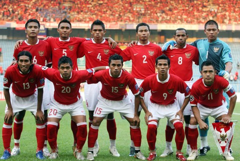 Pemain Indonesia berpose sebelum pertandingan sepak bola Grup D Piala Asia 2007 melawan Bahrain di Stadion Bung Karno di Jakarta, 10 Juli 2007. Foto: Adek Berry/AFP