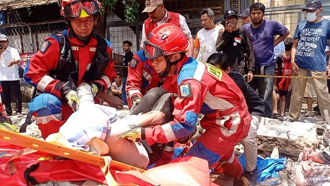 Evakuasi korban bangunan roboh di Tebet, Jakarta Selatan. Foto: Damkar Jaksel