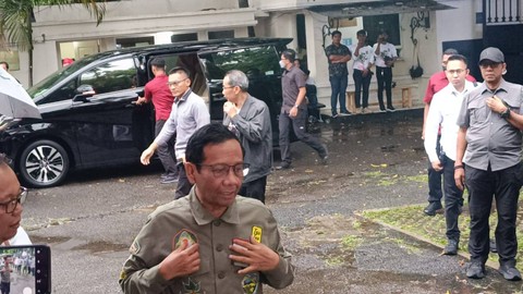 Cawapres 03 Mahfud MD di Posko Pemenangan Ganjar-Mahfud sebelum ke JCC untuk debat cawapres. Foto: Paulina Herasmaranindar/kumparan