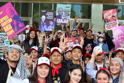 Pendukung paslon 03 membawakan yel-yel mereka di depan lokasi Debat Cawapres Pemilu 2024 di JCC Senayan, Jakarta, Minggu (21/1/2024). Foto: Iqbal Firdaus/kumparan