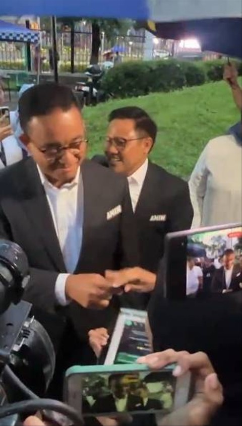 Momen  saat Cak Imin memayungi Anies. Foto: Haya Syahira/kumparan