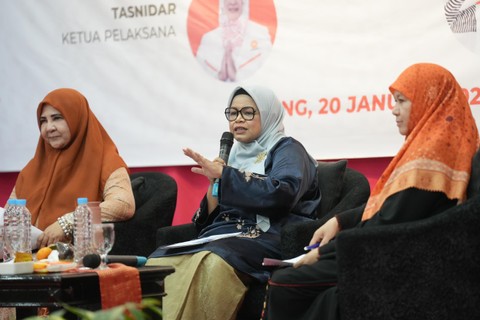 Istri capres nomor urut 1 Anies Baswedan, Fery Farhati menjadi narasumber dalam diskusi Perempuan Cerdas Melek Politik di Rocky Hotel, Padang, Sumatera Barat, Sabtu (20/1/2024). Foto: Dok. Istimewa