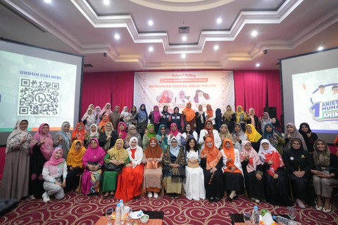 Istri capres nomor urut 1 Anies Baswedan, Fery Farhati menjadi narasumber dalam diskusi Perempuan Cerdas Melek Politik di Rocky Hotel, Padang, Sumatera Barat, Sabtu (20/1/2024). Foto: Dok. Istimewa