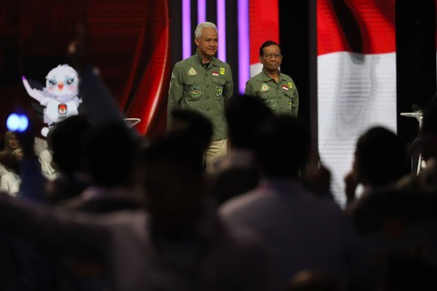 Pasangan calon presiden dan calon wakil presiden nomor urut 3 Ganjar Pranowo dan Mahfud MD Raka saat Debat Keempat Pilpres 2024 di Jakarta Convention Center (JCC), Jakarta, Minggu (21/1/2024). Foto: Iqbal Firdaus/kumparan
