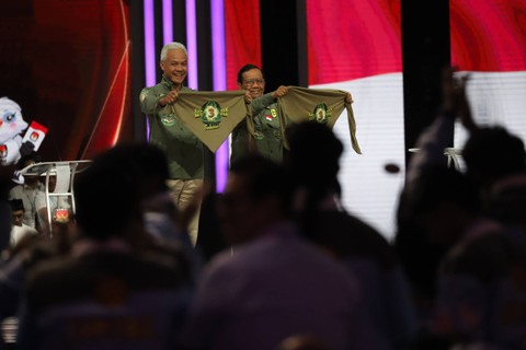 Pasangan calon presiden dan calon wakil presiden nomor urut 3 Ganjar Pranowo dan Mahfud MD Raka saat Debat Keempat Pilpres 2024 di Jakarta Convention Center (JCC), Jakarta, Minggu (21/1/2024). Foto: Iqbal Firdaus/kumparan