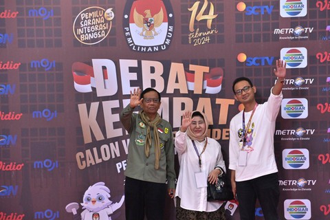 Calon wakil presiden nomor urut 3 Mahfud MD (kiri) bersama istri melambaikan tangan saat tiba di lokasi Debat Keempat Pilpres 2024 di Jakarta Convention Center (JCC), Jakarta, Minggu (21/1/2024). Foto: Indrianto Eko Suwarso/Antara Foto