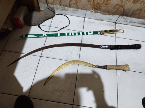 Barang bukti senjata tajam turut diamankan oleh petugas. | Foto : Dok. Polsek Teluk Betung Selatan