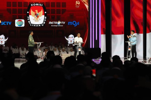Cawapres nomor urut 2 Gibran Rakabuming Raka memakai jaket berlogo Naruto saat Debat Keempat Pilpres 2024 di Jakarta Convention Center (JCC), Jakarta, Minggu (21/1/2024). Foto: Iqbal Firdaus/kumparan