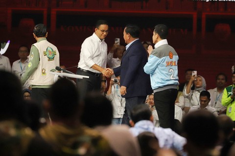 Capres nomor urut 01 Anies Baswedan berjabat tangan dengan Capres nomor urut 02 Prabowo Subianto usai Debat Keempat Pilpres 2024 di Jakarta Convention Center (JCC), Jakarta, Minggu (21/1/2024) Foto: Iqbal Firdaus/kumparan
