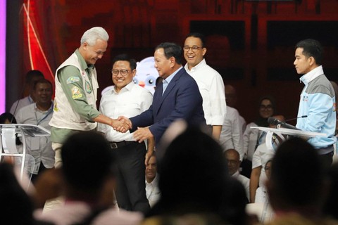 Capres nomor urut 02 Prabowo Subianto berjabat tangan dengan Capres nomor urut 03 Ganjar Pranowo usai Debat Keempat Pilpres 2024 di Jakarta Convention Center (JCC), Jakarta, Minggu (21/1/2024) Foto: Iqbal Firdaus/kumparan