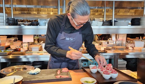 Iron Chef Jepang, Masaharu Marimoto hadirkan pengalaman omakase di restoran Marimoto hotel The Langham Jakarta, Jumat (19/1/2024). Foto: Azalia Amadea/kumparan