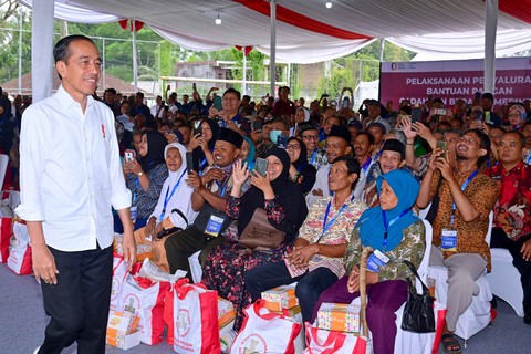 Presiden Jokowi menyerahkan bantuan pangan di Kota Salatiga. Foto: Muchlis Jr/Biro Pers Sekretariat Presiden