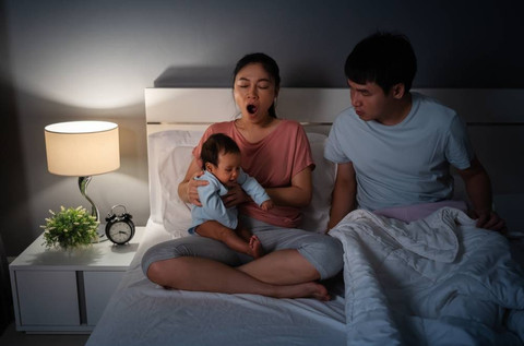 Ibu dan ayah kurang tidur saat punya bayi. Foto: BaLL LunLa/Shutterstock