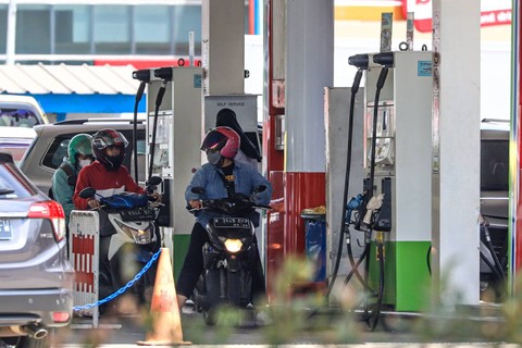 Pengendara kendaraan bermotor mengantre membeli bahan bakar di SPBU Pertamina di kawasan Bekasi, Jawa Barat, Senin (23/1/2024). Foto: Iqbal Firdaus/kumparan