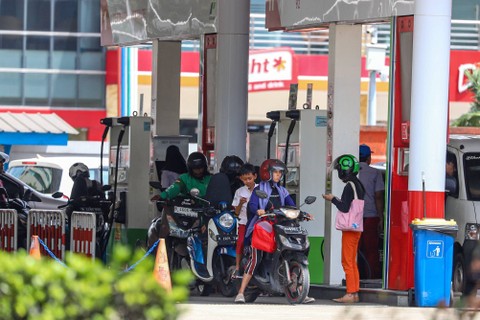 Pengendara kendaraan bermotor mengantre membeli bahan bakar di SPBU Pertamina di kawasan Bekasi, Jawa Barat, Senin (23/1/2024). Foto: Iqbal Firdaus/kumparan