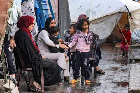 Para perempuan Gaza yang tinggal di kamp pengungsi. Foto: SAID KHATIB / AFP