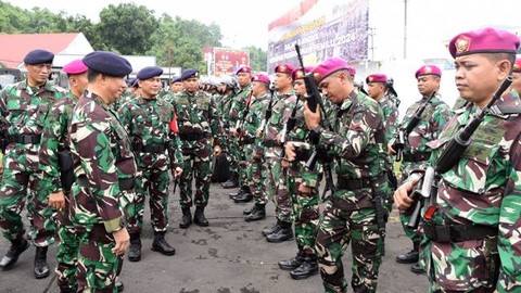 Danlantamal VIII, Laksamana Pertama TNI, Nouldy J. Tangka, saat memeriksa kesiapan pasukan dalam Apel Gelar Pasukan Pengamanan Pemilu 2024 di lapangan Mako Lantamal VIII Manado. (foto: dokumen lantamal VIII)