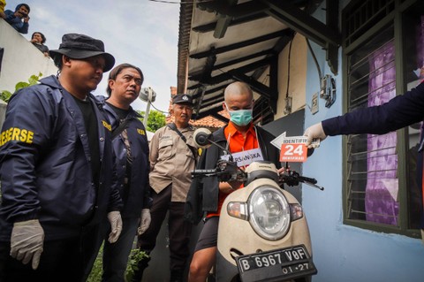 Polisi menggelar rekonstruksi kasus Argiyan Arbirama (20) yang membunuh mahasiswi inisial KRA (20) di sebuah kontrakan, di Sukmajaya, Depok, Selasa (23/1/2024). Foto: Jamal Ramadhan/kumparan