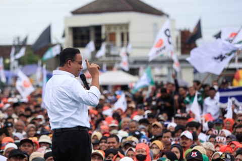 Calon presiden nomer urut 1 Anies Baswedan menyampaikan orasi saat kampanye terbuka di Lapangan Jambidan, Bantul, DI Yogyakarta, Selasa (23/1/2024). Foto: Nyoman Hendra Wibowo/ANTARA FOTO