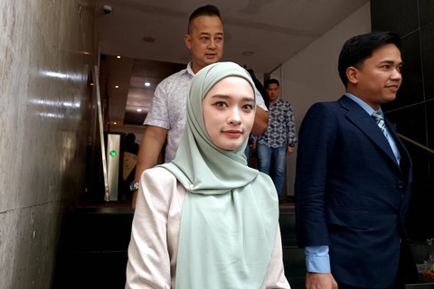 Inara Rusli usai jalani pemeriksaan soal Kasus Ilegal Akses, Polda Metro Jaya, Jakarta, Selasa (23/1/2024). Foto: Giovanni/kumparan