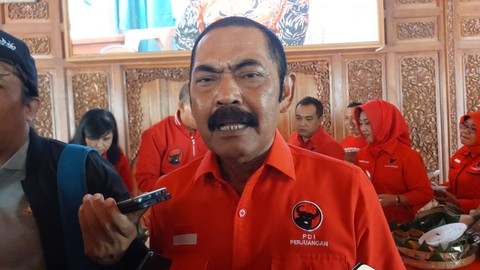 FX Rudy memberi keterangan usai potong tumpeng merayakan ultah Megawati ke-77 di rumahnya. Foto: kumparan