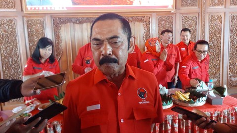 FX Rudy memberi keterangan usai potong tumpeng merayakan ultah Megawati ke-77 di rumahnya. Foto: kumparan