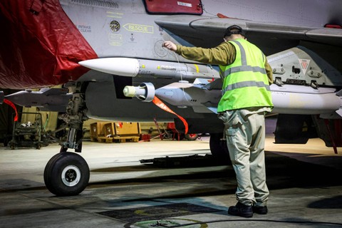 RAF Armourers (Teknisi Senjata) mempersiapkan Royal Air Force Typhoon FGR4. Foto: MOD/via REUTERS