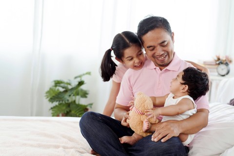 Ilustrasi kakak dan adik bayi. Foto: Shutterstock