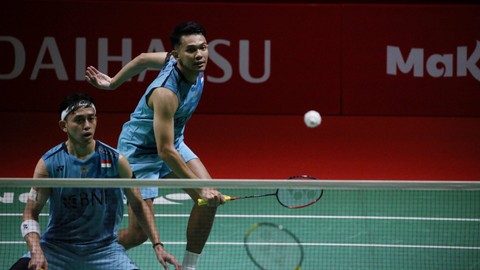 Ganda putra Indonesia Fajar Alfian dan Muhammad Rian Ardianto saat melawan ganda putra Taiwan Lee Jhe-Huei dan Yang Po-Hsua pada Daihatsu Indonesia Masters 2024 di Istora Senayan, Jakarta, Selasa (23/1/2024). Foto: Aditia Noviansyah/kumparan